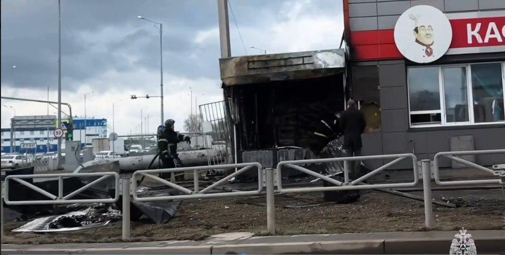 В Перми у ТЦ «Шоколад» загорелся киоск с шаурмой
