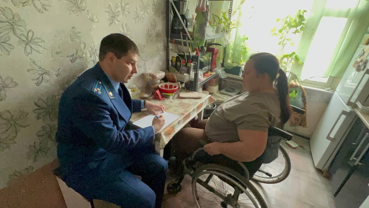 В Прикамье прокурор навестил добирающуюся до квартиры ползком женщину-инвалида