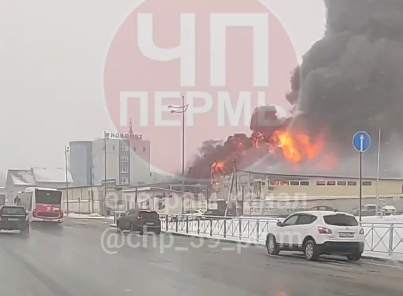 На шоссе Космонавтов в Перми загорелся склад с пластиковыми трубами