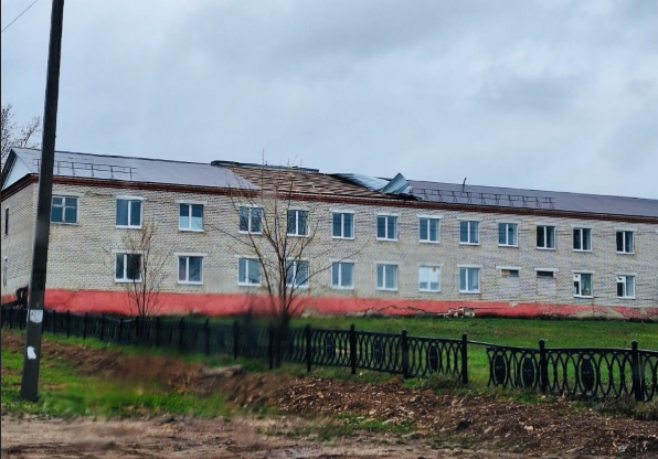 На юге Пермского края ветром сорвало часть крыши на здании больницы