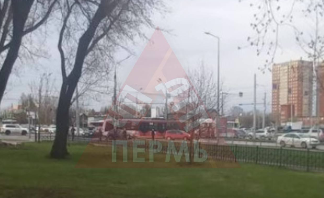 В Перми водитель скрылся после ДТП с трамваем