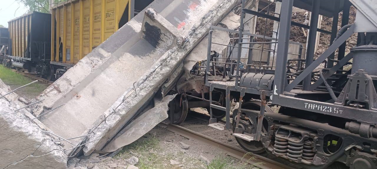 В Пермском крае балка упала на товарный поезд