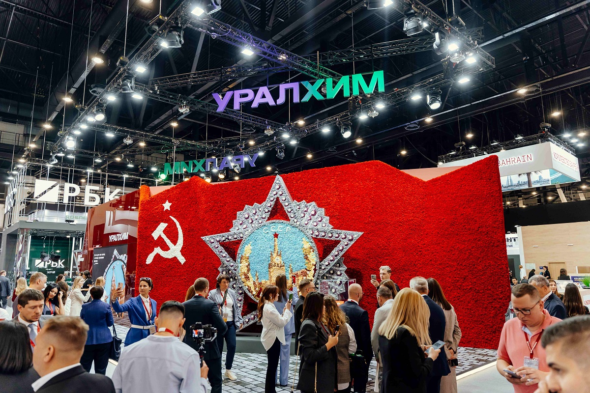 Орден «Победа» стал центральным элементом стенда «Уралхим» на ПМЭФ-2025
