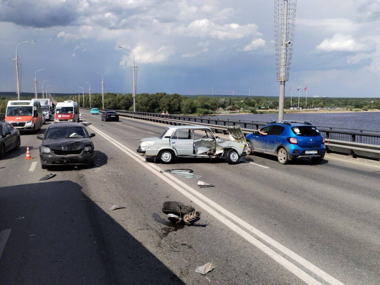 В Перми встало движение на Коммунальном мосту