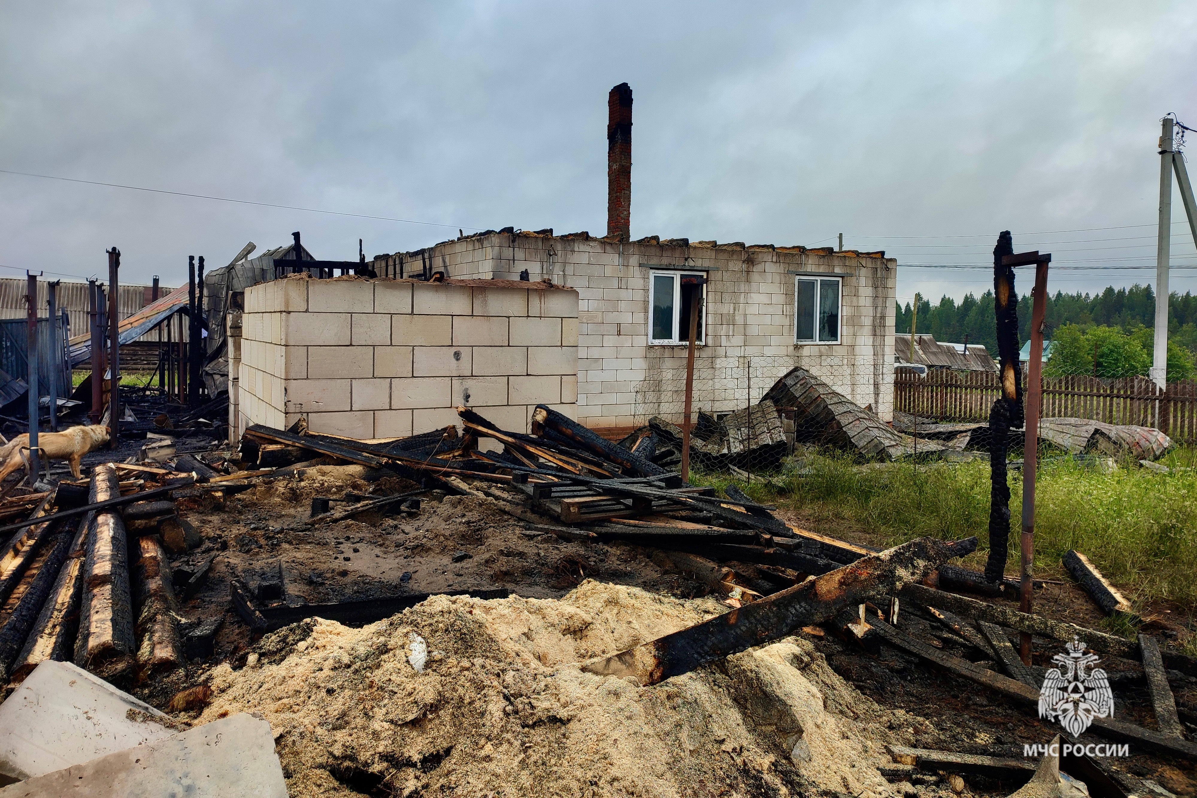 На&nbsp;севере Пермского края прохожий спас на&nbsp;пожаре женщину с&nbsp;двумя детьми