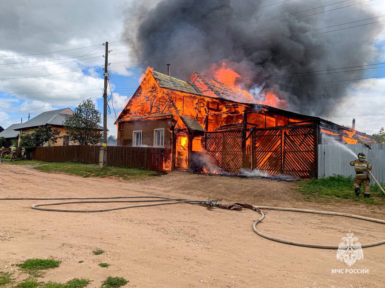 На пожаре в Пермском крае спаслись женщина и трое детей