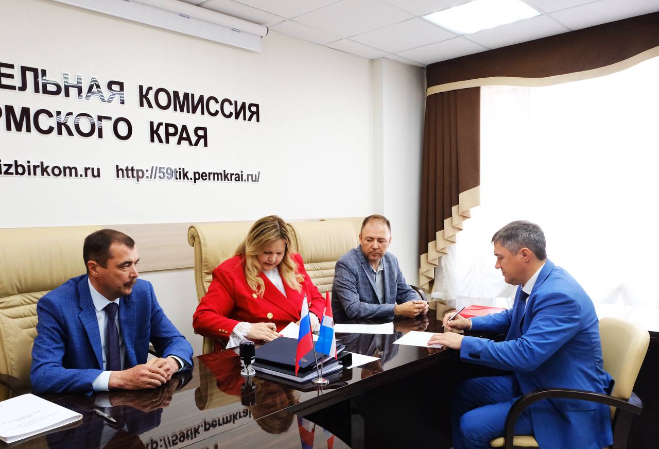 Дмитрий Махонин сдал в избирком Пермского края документы на регистрацию в качестве кандидата в губернаторы