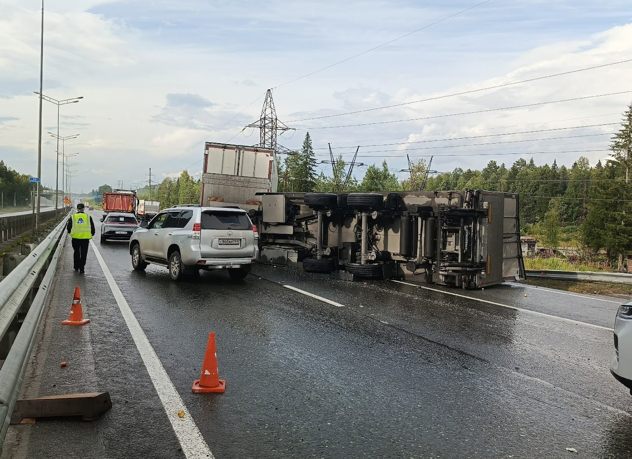 На Восточном обходе Перми столкнулись три фуры