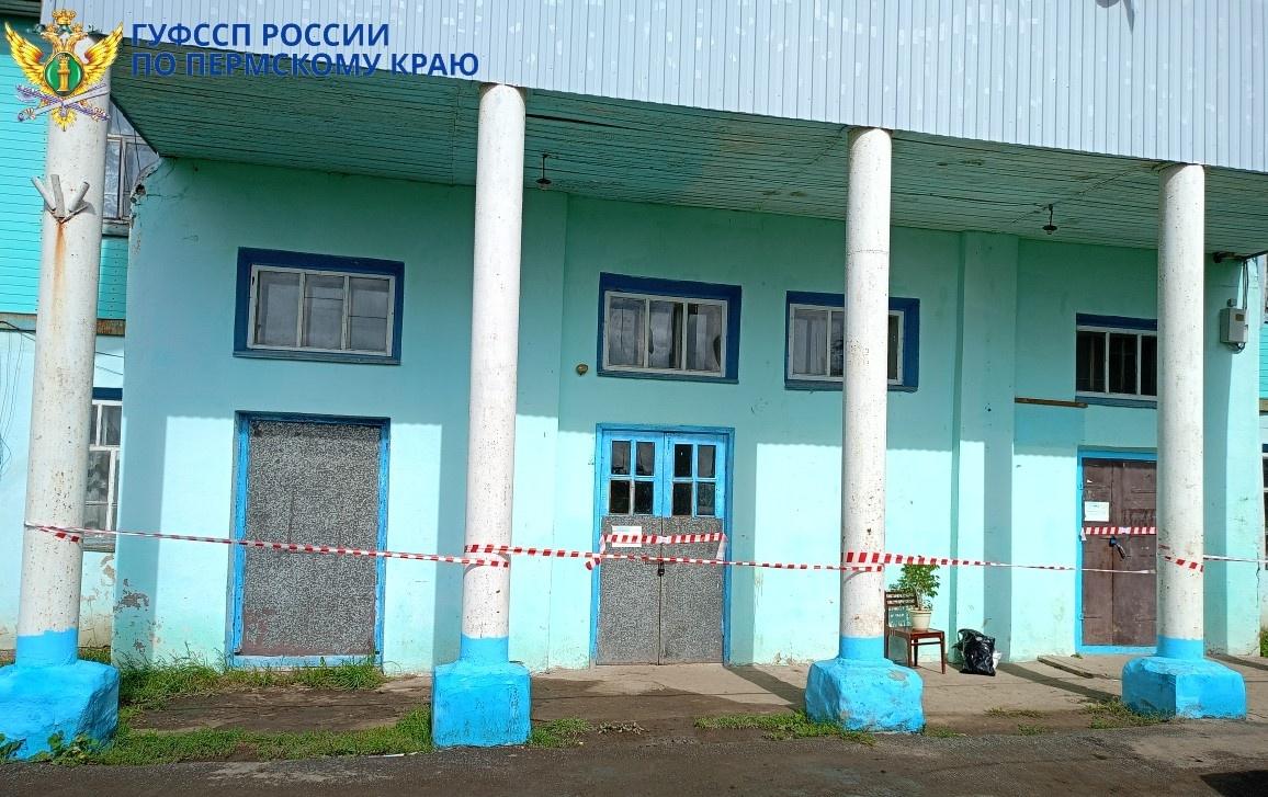 Приставы приостановили работу сельского дома культуры в Пермском крае