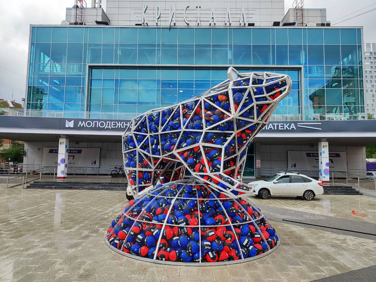 У «Кристалла» в&nbsp;Перми установили арт-объект в виде медведя с&nbsp;мячами