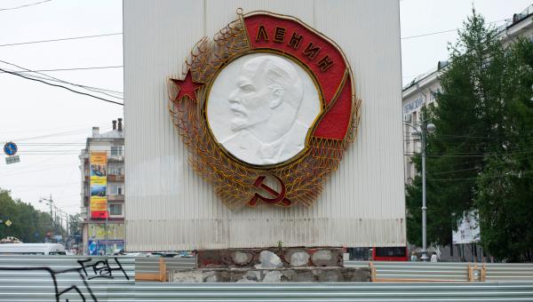 «Стела с изображением Ордена Ленина — это не футбольный мяч, чтобы пинать его туда-сюда»