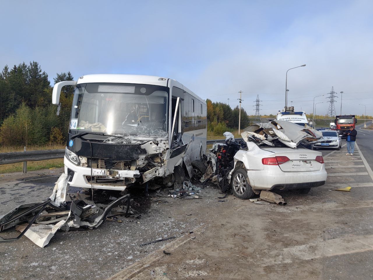 В ДТП со служебным автобусом в Прикамье погиб человек
