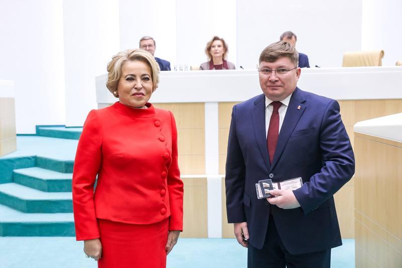 Валентина Матвиенко вручила удостоверение новому сенатору от Прикамья