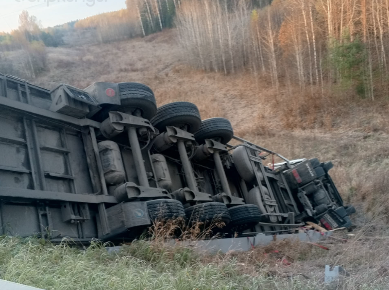 На трассе Пермь—Екатеринбург погиб водитель фуры