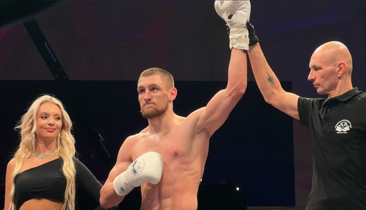 <div>Прикамский боец Константин Шахтарин стал чемпионом Европы по муай-тай</div>