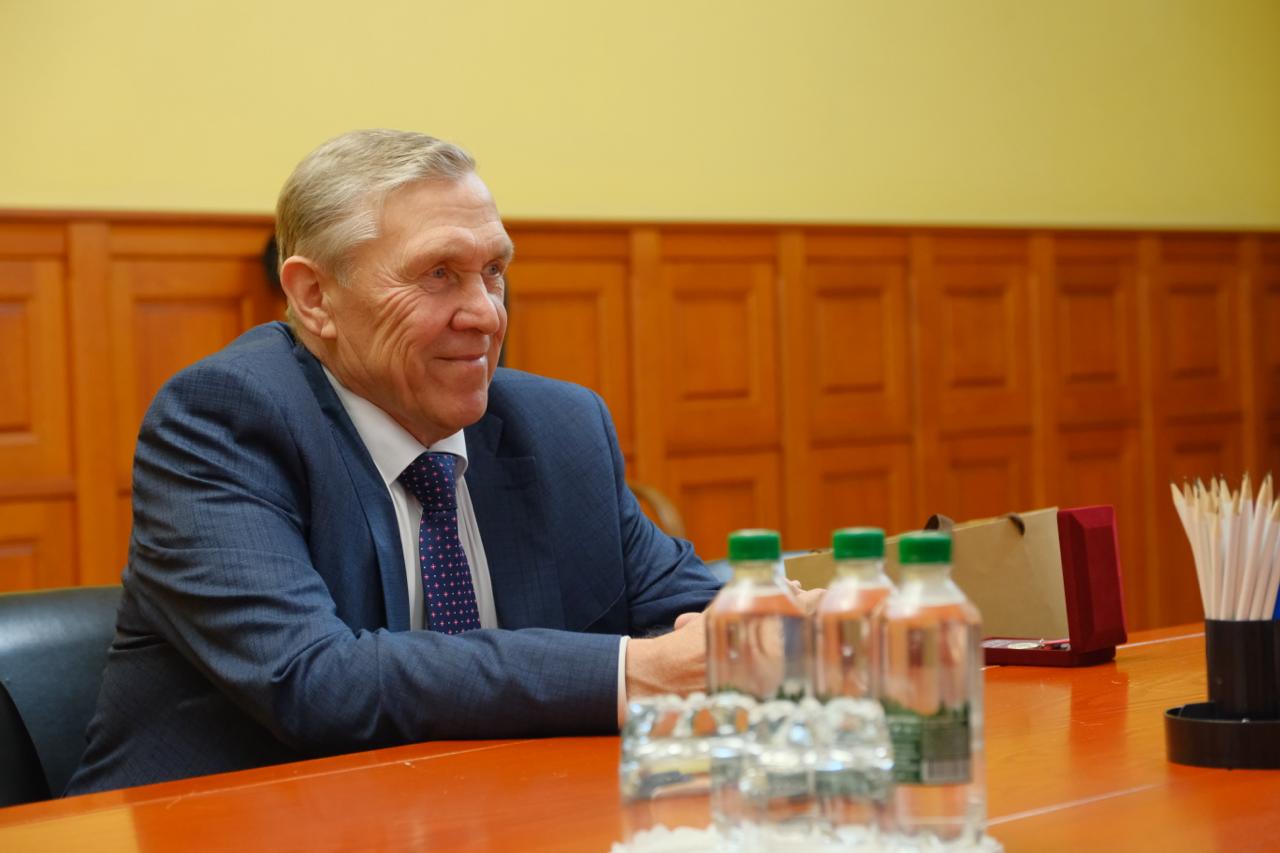 Губернатор поздравил советника руководителя пермского завода с 75-летием