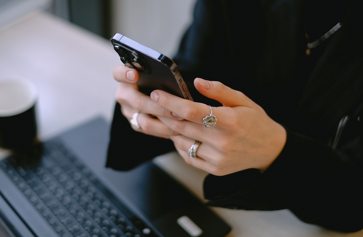 Через SMS в соцсети