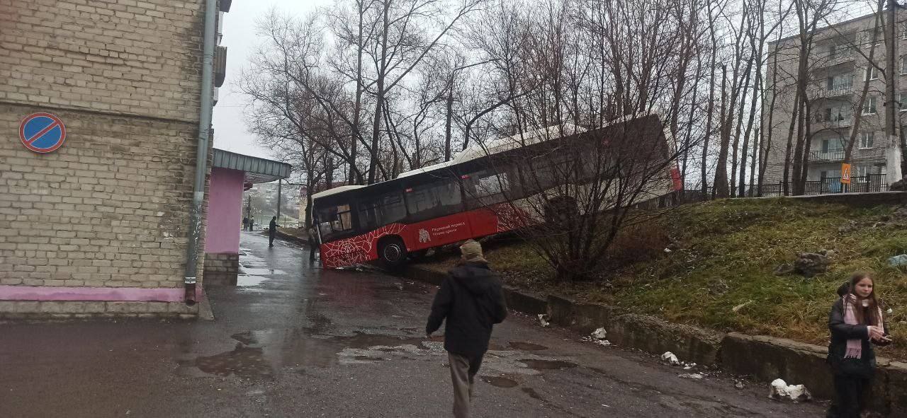 В Пермском крае неуправляемый автобус съехал в кювет