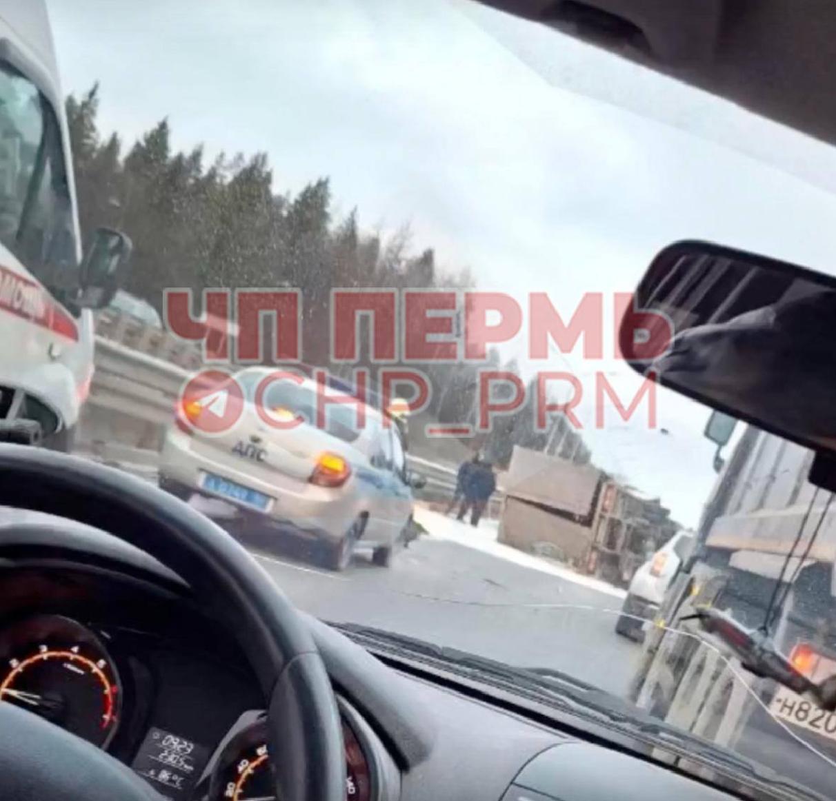 На Восточном обходе в Перми перевернулся грузовик