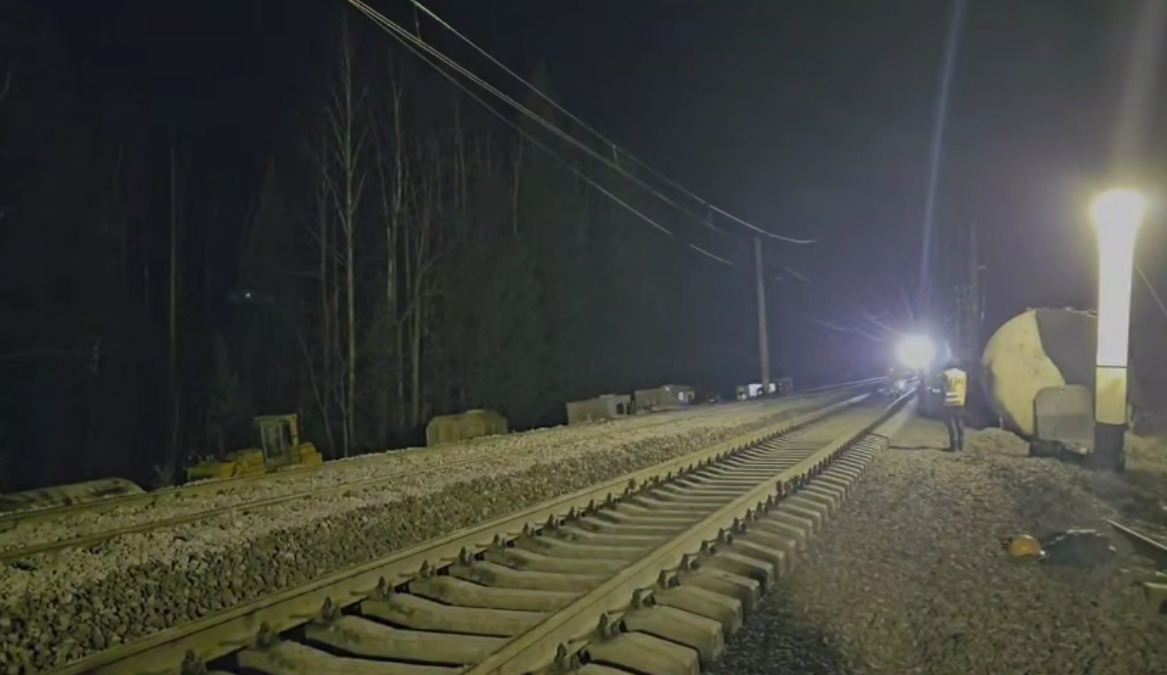 Движение поездов после пожара на границе Прикамья полностью восстановлено