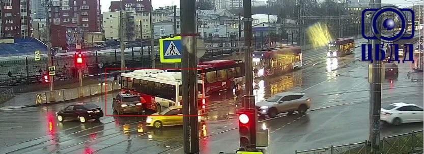 В центре Перми столкнулись рейсовый автобус и легковой автомобиль