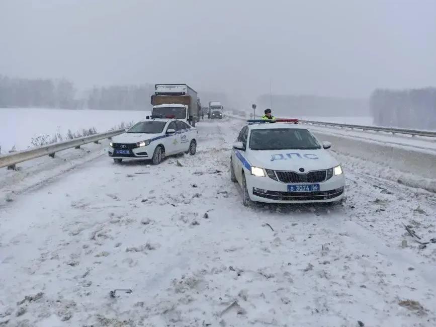 На трассе Пермь—Екатеринбург закрыли участок дороги из-за нескольких ДТП
